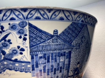 Un bol de taille exceptionelle en porcelaine de Chine en bleu et blanc, Kangxi