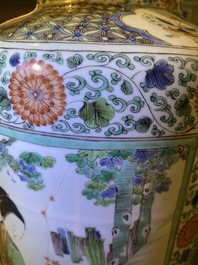 Un vase de forme rouleau en porcelaine de Chine famille verte, Kangxi