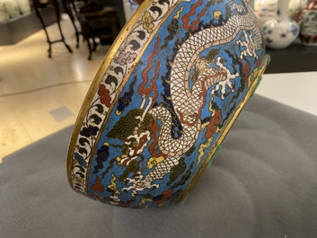 Un bol en &eacute;maux cloisonn&eacute;s &agrave; d&eacute;cor de dragons, marque apocryphe de Wanli