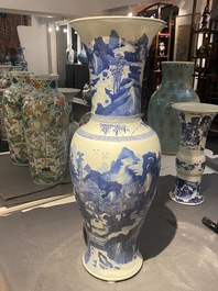 Een grote Chinese blauw-witte 'yenyen' vaas met figuren in een bergachtig landschap, Kangxi