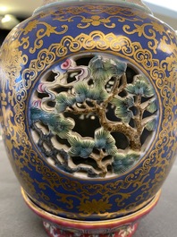 Un vase ajour&eacute; et tournant en porcelaine de Chine famille rose compos&eacute; de quatre pi&egrave;ces, marque de Qianlong, R&eacute;publique