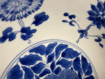 Een fijne Chinese blauw-witte 'sanduo' kom, Kangxi merk en periode