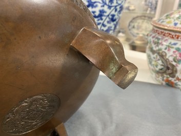 Een grote Chinese driepotige bronzen wierookbrander met draken als handgrepen, Xuande merk, 18/19e eeuw