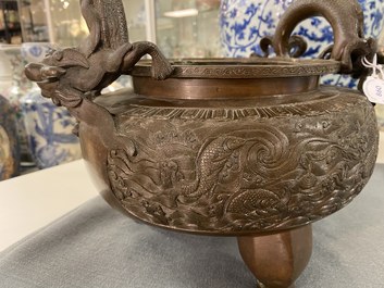 Een grote Chinese driepotige bronzen wierookbrander met draken als handgrepen, Xuande merk, 18/19e eeuw