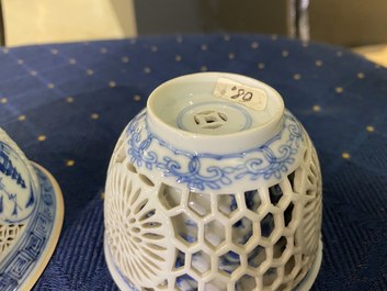 Deux bols ajour&eacute;s en porcelaine de Chine en bleu et blanc, &eacute;poque Transition et Kangxi