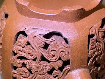Une th&eacute;i&egrave;re couverte ajour&eacute;e &agrave; double parois en gr&egrave;s de Yixing, Chine, Kangxi