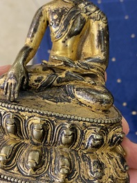 Een Sino-Tibetaanse vergulde bronzen figuur van Boeddha Shakyamuni, 17e eeuw