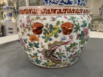 Un bol couvert de type 'kamcheng' en porcelaine de Chine famille rose &agrave; d&eacute;cor de papillons, 19&egrave;me