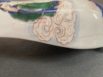 Un vase murale en porcelaine de Chine wucai, &eacute;poque Transition