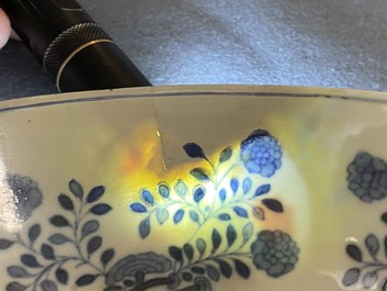 Un bol en porcelaine de Chine famille rose &agrave; fond jaune sgraffito, marque et &eacute;poque de Daoguang