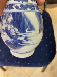 Un vase en forme de poire en porcelaine de Chine en bleu et blanc, &eacute;poque Transition