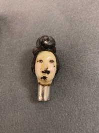 Een Chinese ge&euml;mailleerde zilveren figuur, een vaas, een ingelegde koperen huwelijksdoos en een ingelegde bronzen wierookbrander, 19/20e eeuw