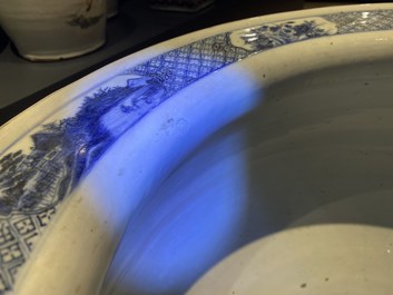 Een grote Chinese blauw-witte viskom met landschapsdecor, Qianlong