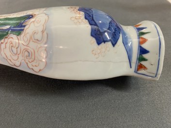 Un vase murale en porcelaine de Chine wucai, &eacute;poque Transition