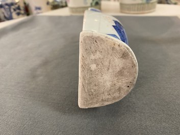 Un vase murale en porcelaine de Chine wucai, &eacute;poque Transition