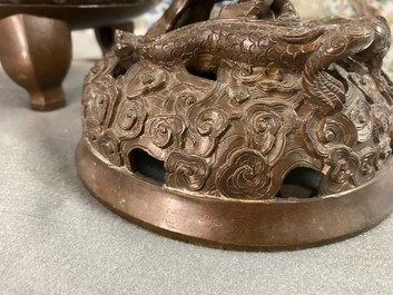 Een grote Chinese driepotige bronzen wierookbrander met draken als handgrepen, Xuande merk, 18/19e eeuw