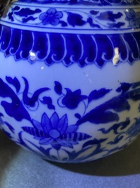 Un vase de forme bouteille en porcelaine de Chine en bleu et blanc de style Transition, Kangxi