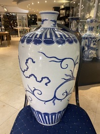 Un vase de forme 'meiping' en porcelaine de Chine en bleu et blanc, marque de Wanli, 19&egrave;me