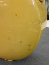 Een Chinese monochrome gele 'bianhu' vaas, Republiek