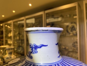 Een Chinese blauw-witte 'meiping' vaas met een draak, Wanli merk, 19e eeuw