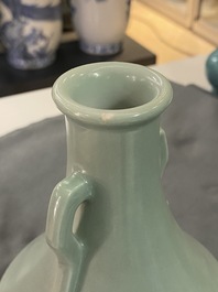 Un vase en porcelaine de Chine c&eacute;ladon monochrome, marque de Qianlong, R&eacute;publique