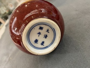 Een Chinese flesvormige langyao vaas, Kangxi merk, 19/20e eeuw