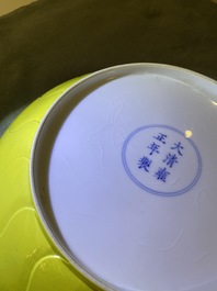Un plat en forme de lotus en porcelaine de Chine en jaune monochrome, R&eacute;publique