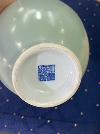 Een Chinese monochrome celadon vaas, Qianlong merk, Republiek