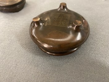 Een Chinese ge&euml;mailleerde zilveren figuur, een vaas, een ingelegde koperen huwelijksdoos en een ingelegde bronzen wierookbrander, 19/20e eeuw