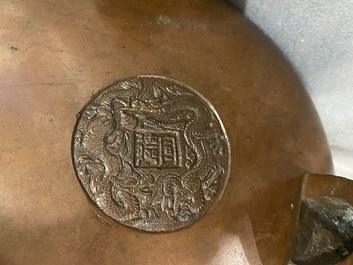 Een grote Chinese driepotige bronzen wierookbrander met draken als handgrepen, Xuande merk, 18/19e eeuw