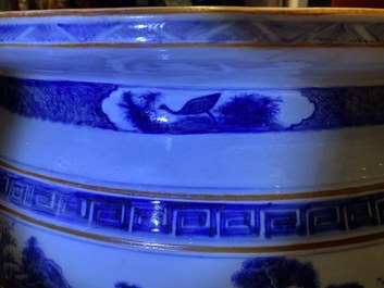 Een grote Chinese blauw-witte viskom met landschapsdecor, Qianlong