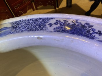 Een grote Chinese blauw-witte viskom met landschapsdecor, Qianlong