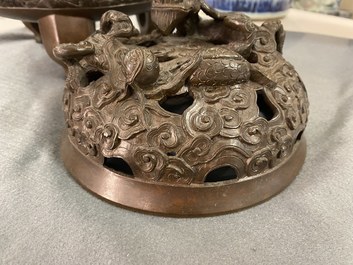 Een grote Chinese driepotige bronzen wierookbrander met draken als handgrepen, Xuande merk, 18/19e eeuw