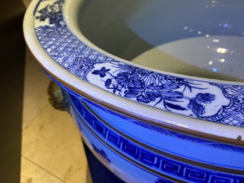 Een grote Chinese blauw-witte viskom met landschapsdecor, Qianlong