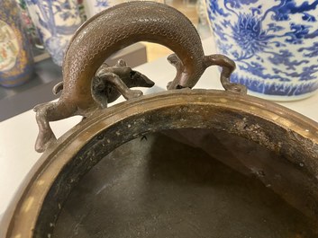 Een grote Chinese driepotige bronzen wierookbrander met draken als handgrepen, Xuande merk, 18/19e eeuw