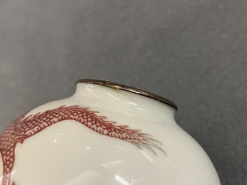 Un lave-pinceaux en porcelaine de Chine en rouge de fer figurant un dragon, 18/19&egrave;me