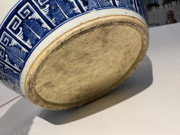 Een Chinese blauw-witte 'draken' viskom, Qianlong/Jiaqing