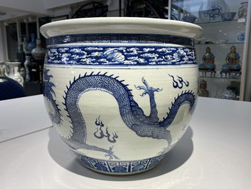 Un aquarium en porcelaine de Chine en bleu et blanc &agrave; d&eacute;cor de dragons, Qianlong/Jiaqing