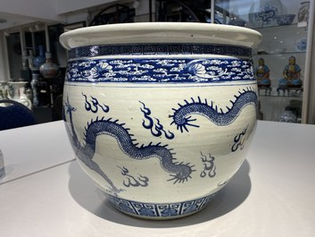 Un aquarium en porcelaine de Chine en bleu et blanc &agrave; d&eacute;cor de dragons, Qianlong/Jiaqing