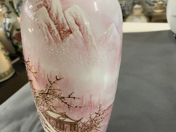 Deux vases en porcelaine de Chine coquille d'oeuf, marques en roug&eacute;, 20&egrave;me