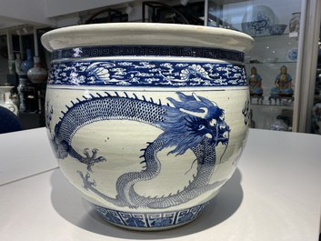 Een Chinese blauw-witte 'draken' viskom, Qianlong/Jiaqing