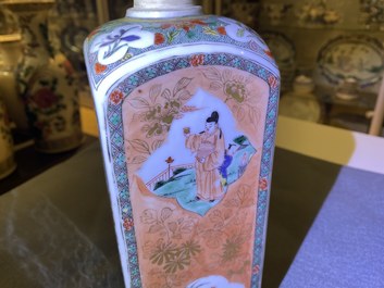 Une bouteille de forme carr&eacute;e en porcelaine de Chine famille verte, Kangxi