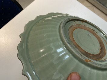 Deux plats en porcelaine de Chine c&eacute;ladon de Longquan &agrave; d&eacute;cor incis&eacute;, Ming