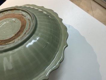 Deux plats en porcelaine de Chine c&eacute;ladon de Longquan &agrave; d&eacute;cor incis&eacute;, Ming