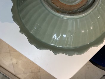 Deux plats en porcelaine de Chine c&eacute;ladon de Longquan &agrave; d&eacute;cor incis&eacute;, Ming