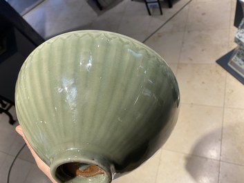 Een fraaie Chinese Longquan celadon 'lotus' kom, Yuan/Ming