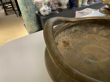 Een grote Chinese bronzen wierookbrander op sokkel, Chenghua merk, 17/18e eeuw