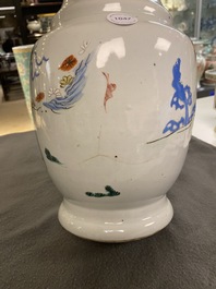 Un vase en porcelaine de Chine famille rose &agrave; d&eacute;cor de cavaliers, Yongzheng
