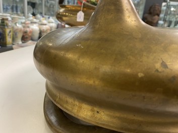 Un grand br&ucirc;le-parfum en bronze sur son socle, Chine, marque de Chenghua, 17/18&egrave;me