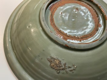 Deux plats en porcelaine de Chine c&eacute;ladon de Longquan &agrave; d&eacute;cor incis&eacute;, Ming